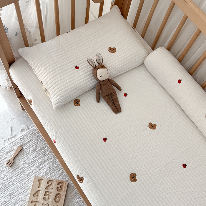 91家纺网 家纺一手货源 找家纺 荷马之梦 2025新款A类纯棉水洗棉大豆纤维夹棉绗缝儿童床笠-淳真系列 淳真-小苹果