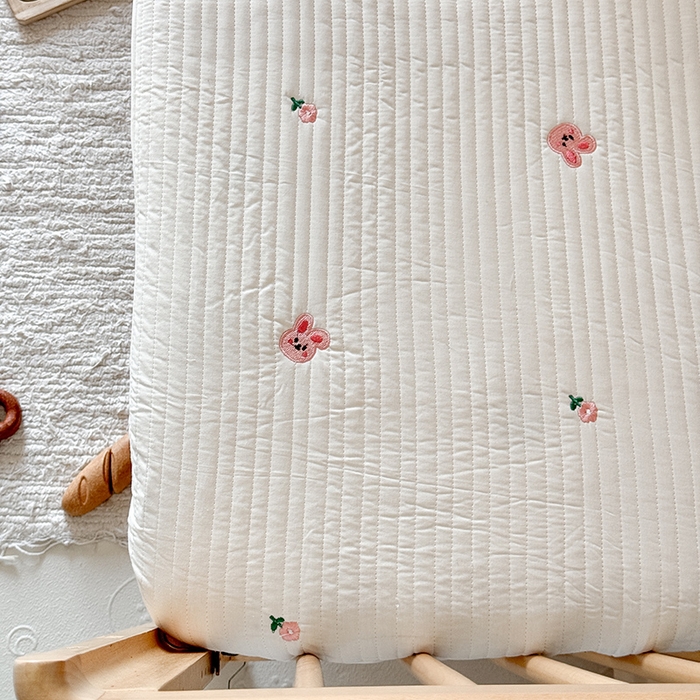 91家纺网 家纺一手货源 找家纺 荷马之梦 2025新款A类纯棉水洗棉大豆纤维夹棉绗缝儿童床笠-淳真系列 淳真-兔小花