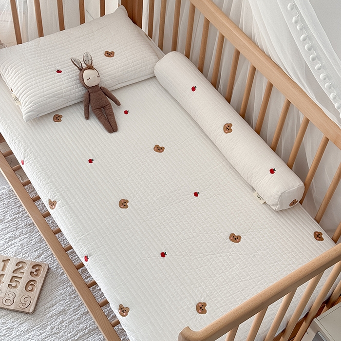 91家纺网 家纺一手货源 找家纺 荷马之梦 2025新款A类纯棉水洗棉大豆纤维夹棉绗缝儿童床笠-淳真系列 淳真-小苹果