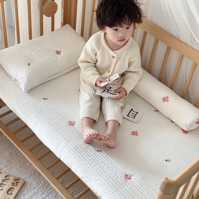 91家纺网 家纺一手货源 找家纺 荷马之梦 2025新款A类纯棉水洗棉大豆纤维夹棉绗缝儿童床笠-淳真系列 淳真-兔小花