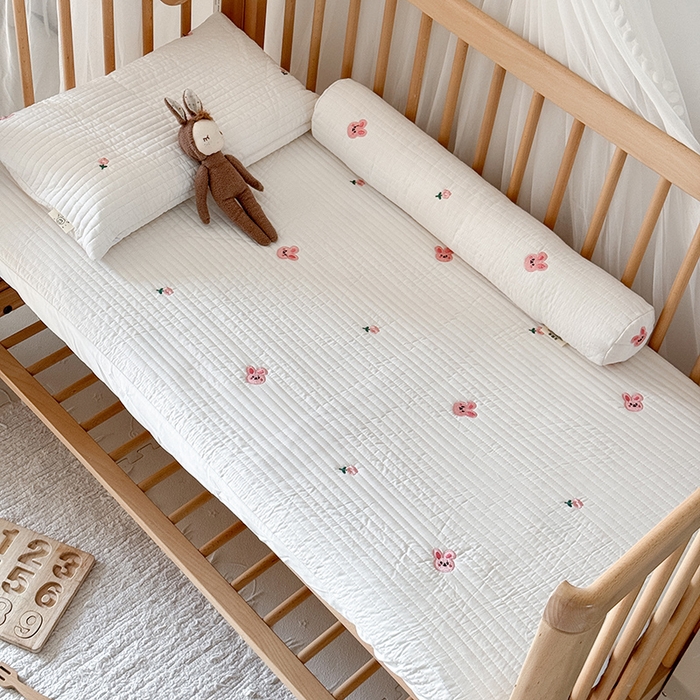 91家纺网 家纺一手货源 找家纺 荷马之梦 2025新款A类纯棉水洗棉大豆纤维夹棉绗缝儿童床笠-淳真系列 淳真-兔小花