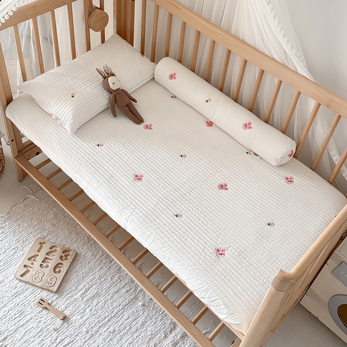 91家纺网 家纺一手货源 找家纺 荷马之梦 2025新款A类纯棉水洗棉大豆纤维夹棉绗缝儿童床笠-淳真系列 淳真-兔小花