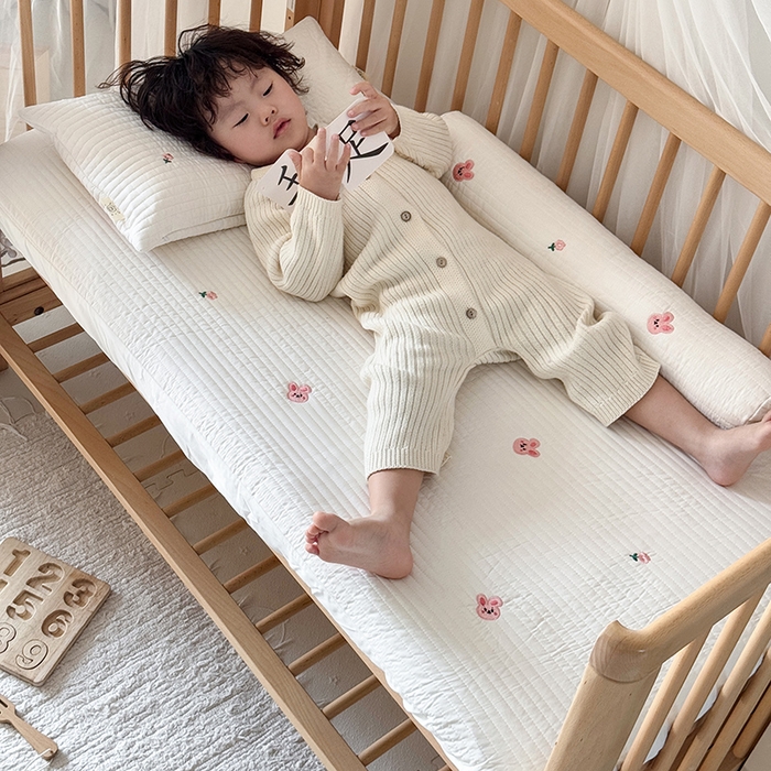 91家纺网 家纺一手货源 找家纺 荷马之梦 2025新款A类纯棉水洗棉大豆纤维夹棉绗缝儿童床笠-淳真系列 淳真-兔小花