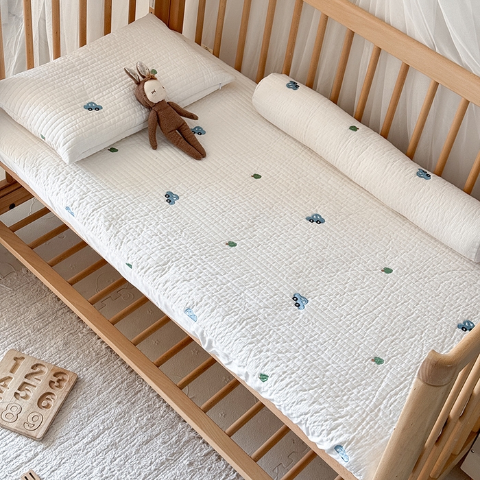 91家纺网 家纺一手货源 找家纺 荷马之梦 2025新款A类纯棉水洗棉大豆纤维夹棉绗缝儿童床笠-淳真系列 淳真-蓝小车