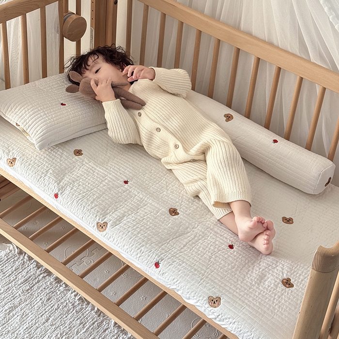 91家纺网 家纺一手货源 找家纺 荷马之梦 2025新款A类纯棉水洗棉大豆纤维夹棉绗缝儿童床笠-淳真系列 淳真-小苹果