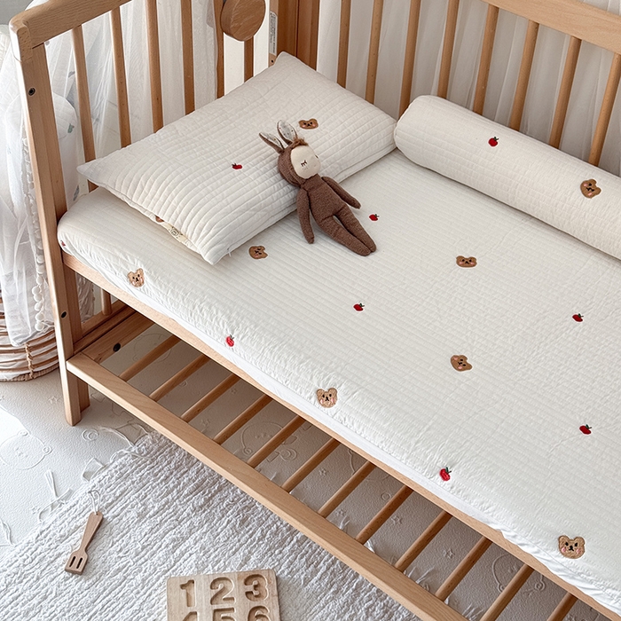 91家纺网 家纺一手货源 找家纺 荷马之梦 2025新款A类纯棉水洗棉大豆纤维夹棉绗缝儿童床笠-淳真系列 淳真-小苹果