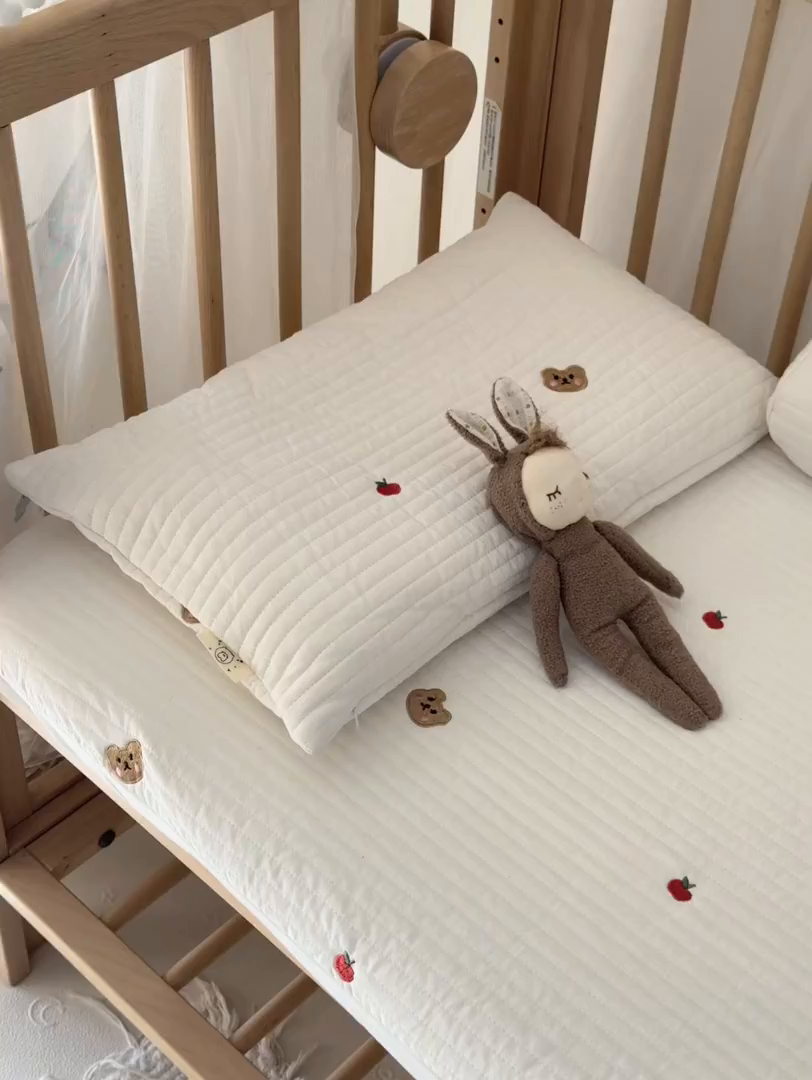 91家纺网 家纺一手货源 找家纺 荷马之梦 2025新款A类纯棉水洗棉大豆纤维夹棉绗缝儿童床笠-淳真系列 淳真-小苹果