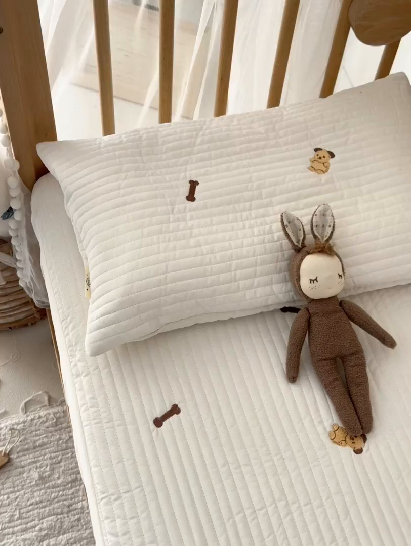 91家纺网 家纺一手货源 找家纺 荷马之梦 2025新款A类纯棉水洗棉大豆纤维夹棉绗缝儿童床笠-淳真系列 淳真-小骨头