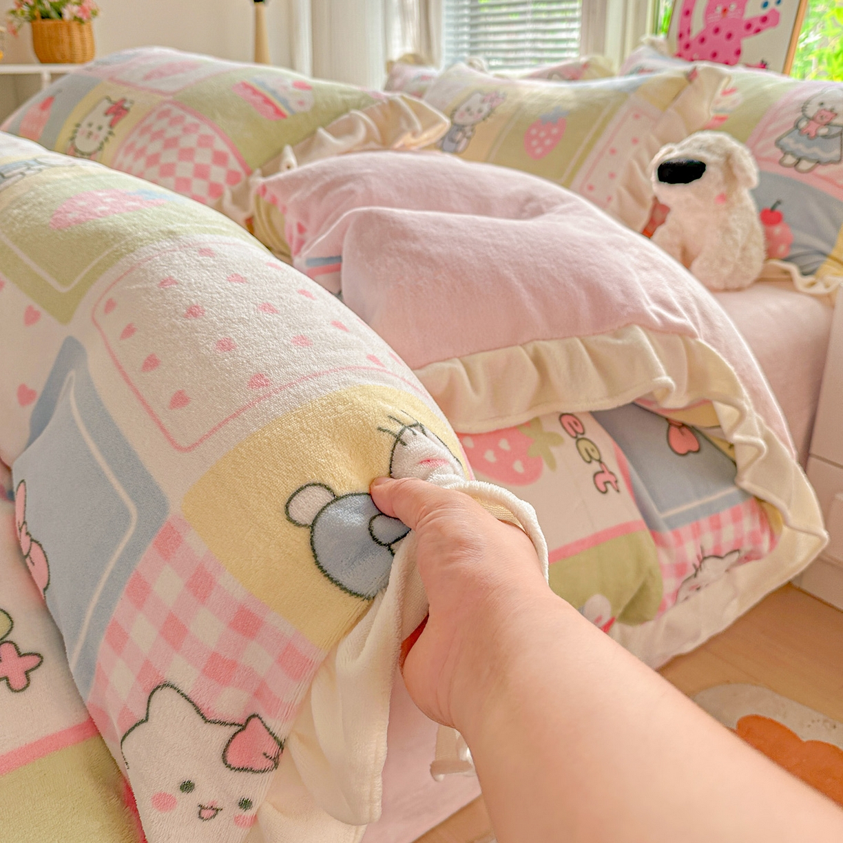 91家纺网 家纺一手货源 找家纺 （总）N先生+V 13814689556 发大图/买家秀 2025新款韩式博主风花边款ins卡通牛奶绒四件套