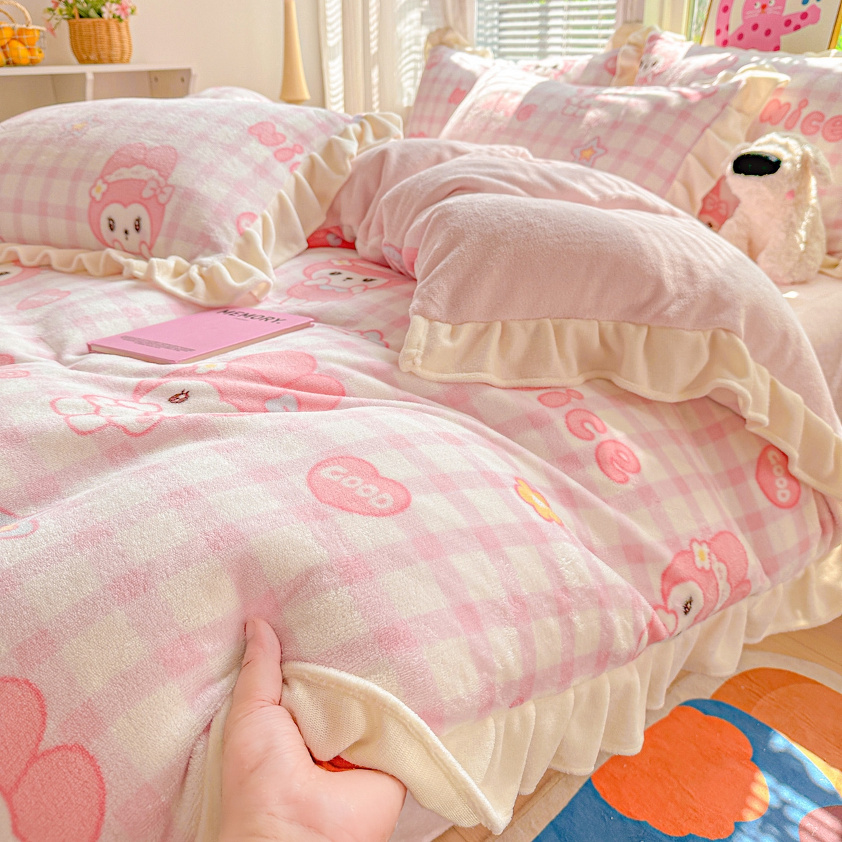 91家纺网 家纺一手货源 找家纺 N先生+V 13814689556 发大图/买家秀 2025新款韩式博主风花边款ins卡通牛奶绒四件套 爱心美蒂