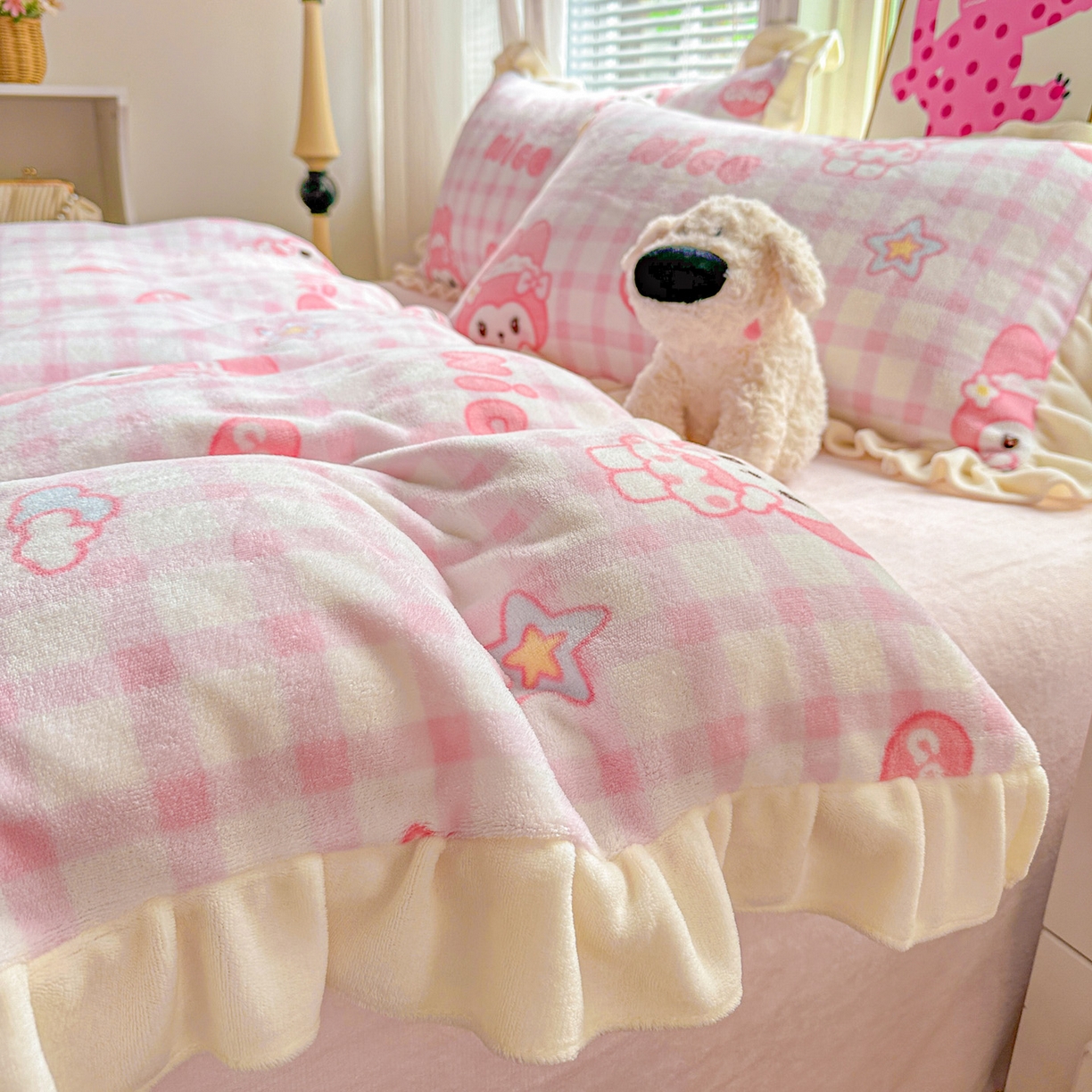 91家纺网 家纺一手货源 找家纺 N先生+V 13814689556 发大图/买家秀 2025新款韩式博主风花边款ins卡通牛奶绒四件套 爱心美蒂