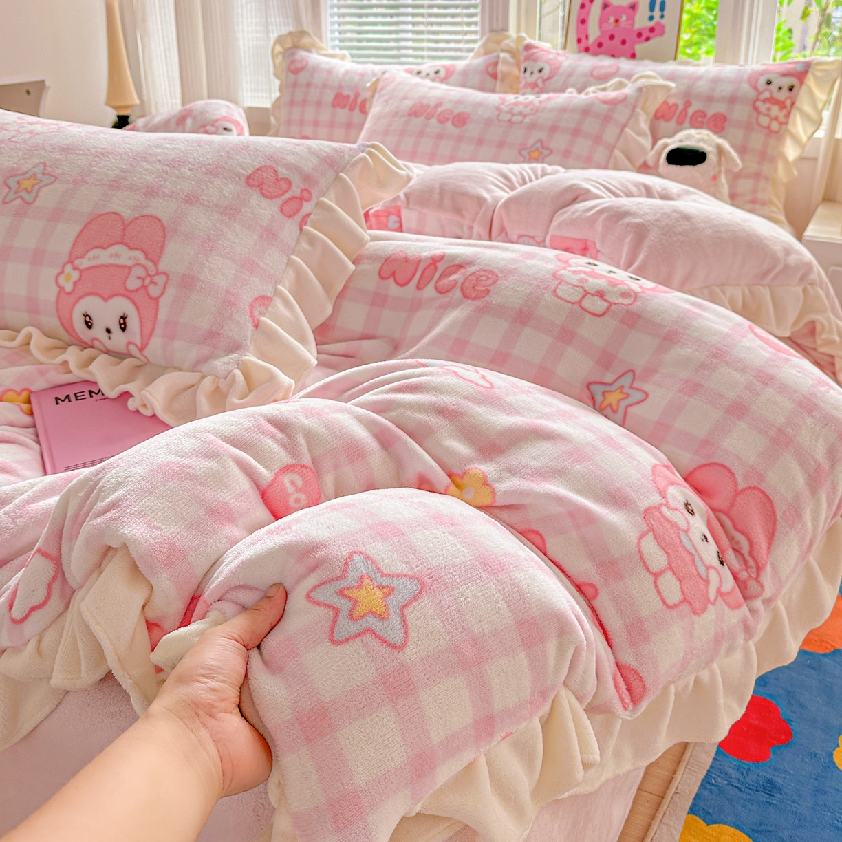 91家纺网 家纺一手货源 找家纺 N先生+V 13814689556 发大图/买家秀 2025新款韩式博主风花边款ins卡通牛奶绒四件套 爱心美蒂