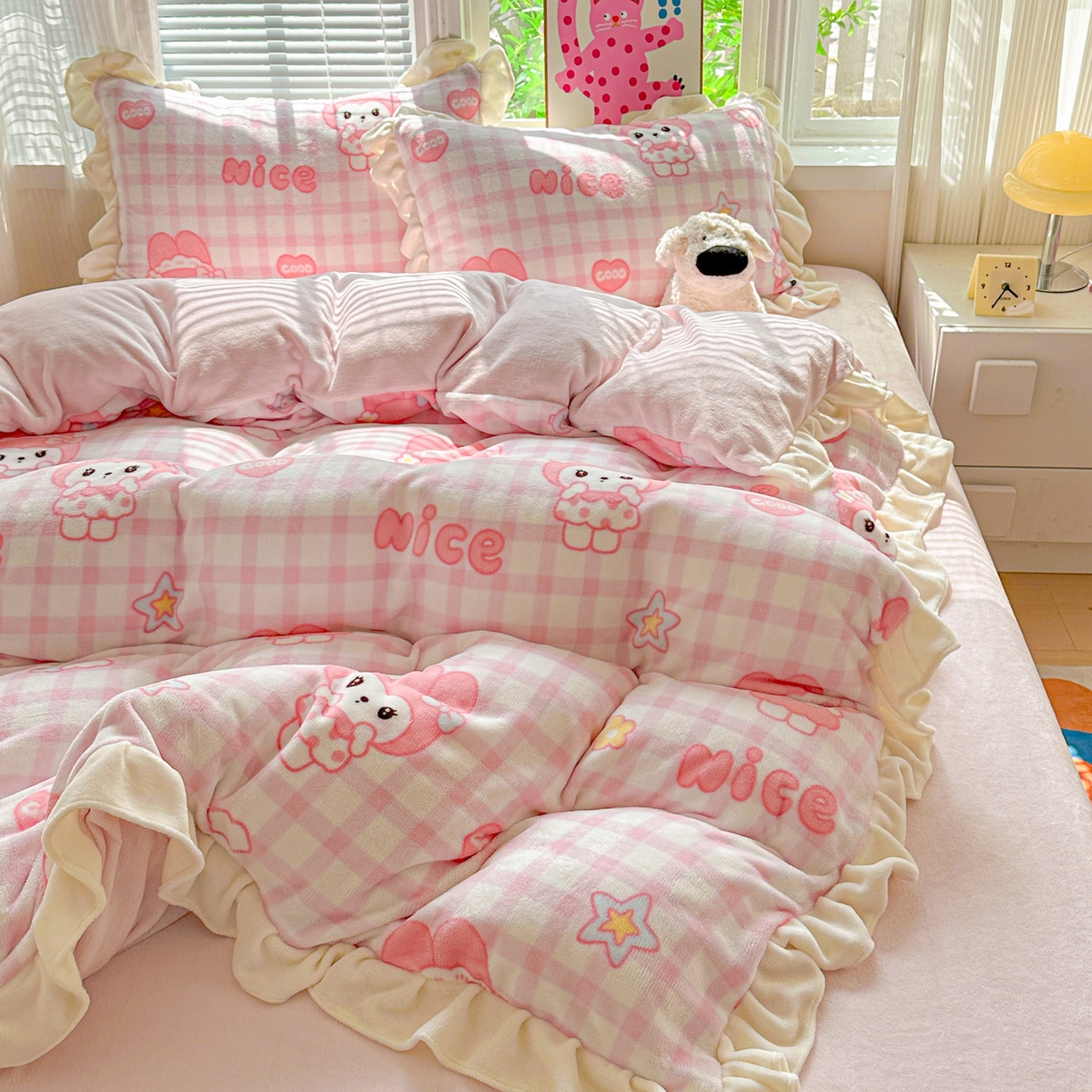 91家纺网 家纺一手货源 找家纺 N先生+V 13814689556 发大图/买家秀 2025新款韩式博主风花边款ins卡通牛奶绒四件套 爱心美蒂