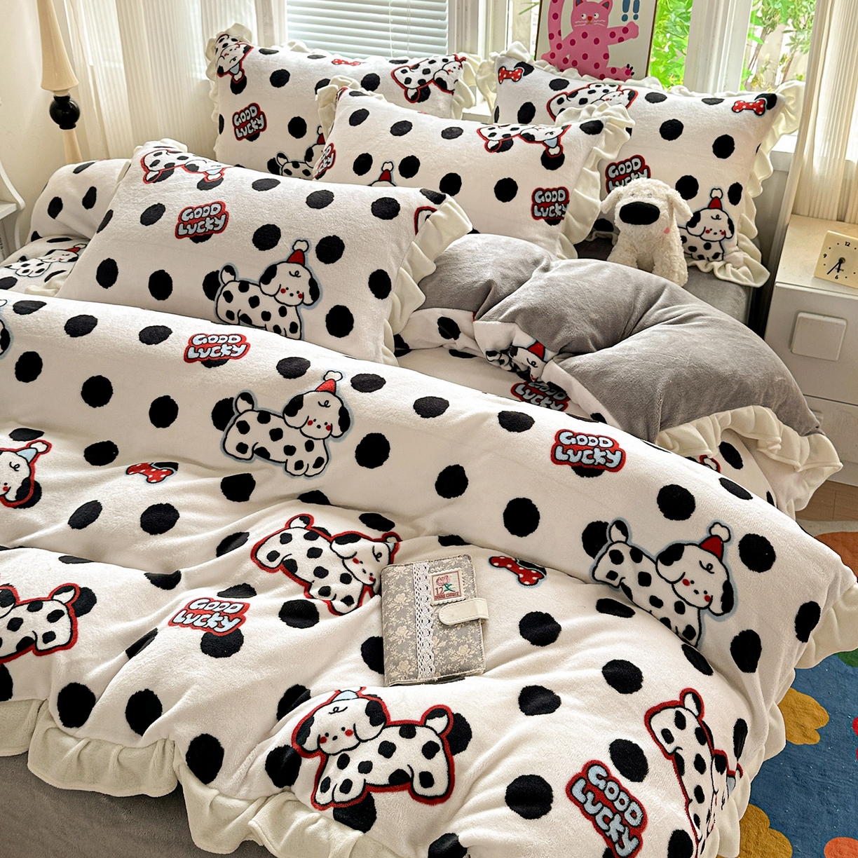 N先生+V 13814689556 发大图/买家秀 2025新款韩式博主风花边款ins卡通牛奶绒四件套 波点狗狗