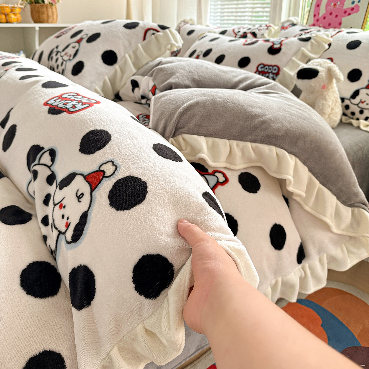 91家纺网 家纺一手货源 找家纺 N先生+V 13814689556 发大图/买家秀 2025新款韩式博主风花边款ins卡通牛奶绒四件套 波点狗狗