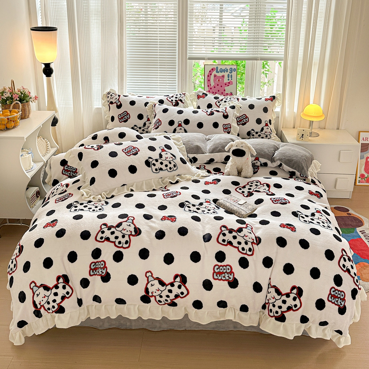 91家纺网 家纺一手货源 找家纺 N先生+V 13814689556 发大图/买家秀 2025新款韩式博主风花边款ins卡通牛奶绒四件套 波点狗狗