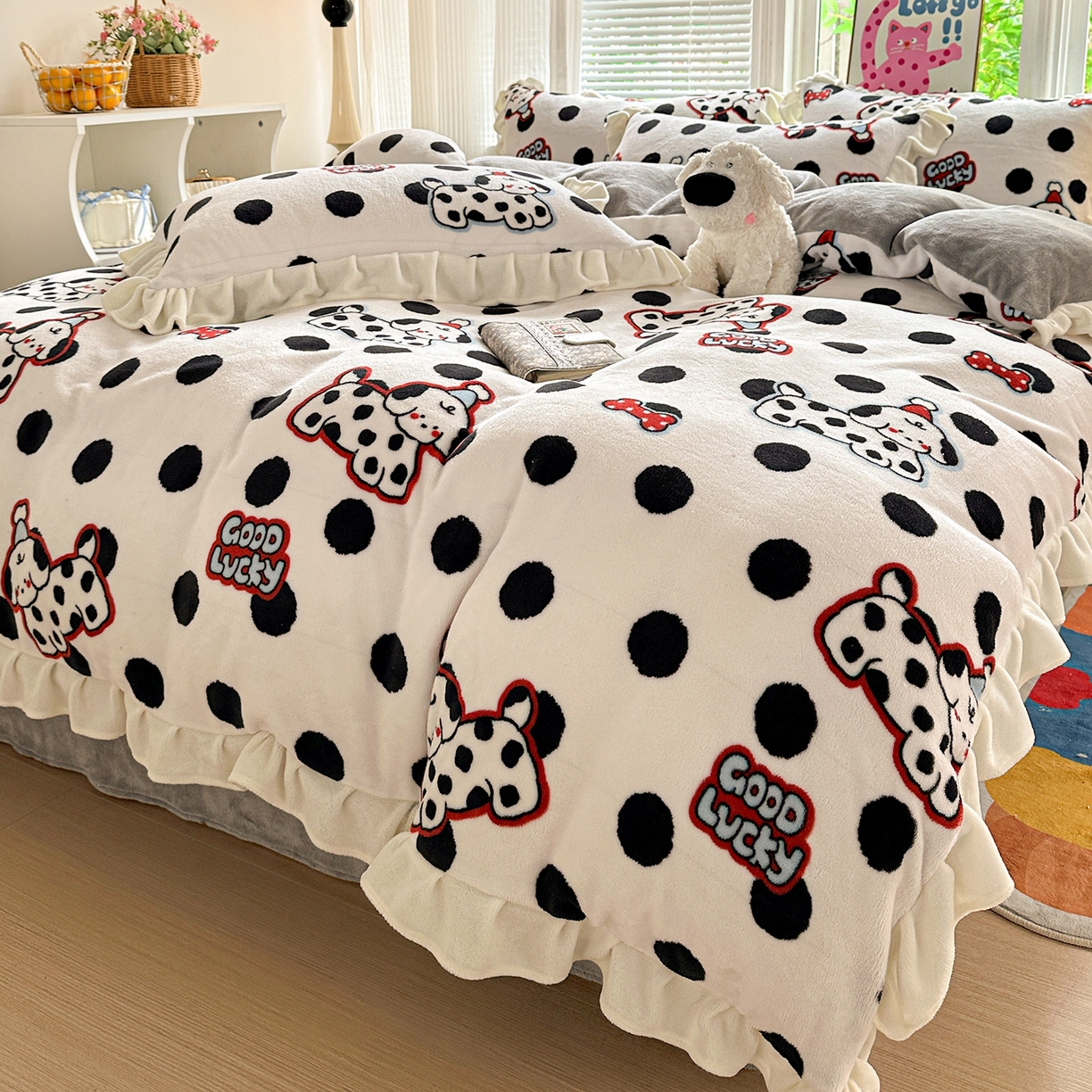 91家纺网 家纺一手货源 找家纺 N先生+V 13814689556 发大图/买家秀 2025新款韩式博主风花边款ins卡通牛奶绒四件套 波点狗狗