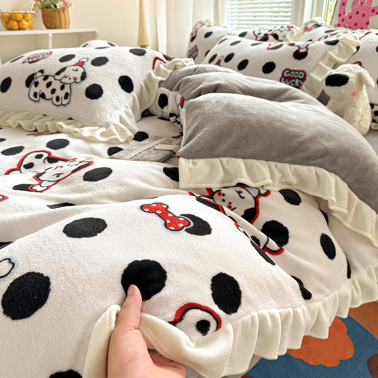 91家纺网 家纺一手货源 找家纺 N先生+V 13814689556 发大图/买家秀 2025新款韩式博主风花边款ins卡通牛奶绒四件套 波点狗狗