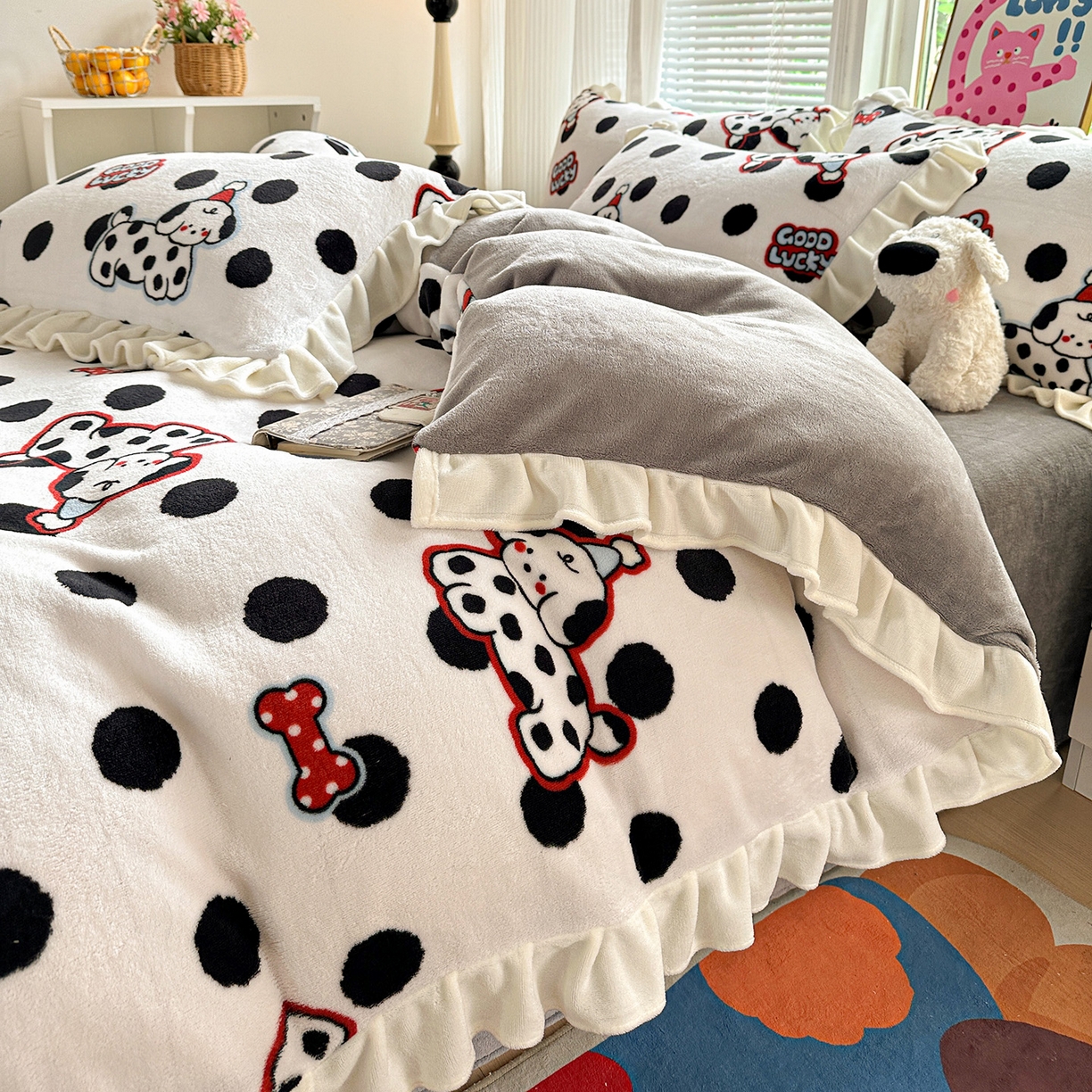 91家纺网 家纺一手货源 找家纺 N先生+V 13814689556 发大图/买家秀 2025新款韩式博主风花边款ins卡通牛奶绒四件套 波点狗狗