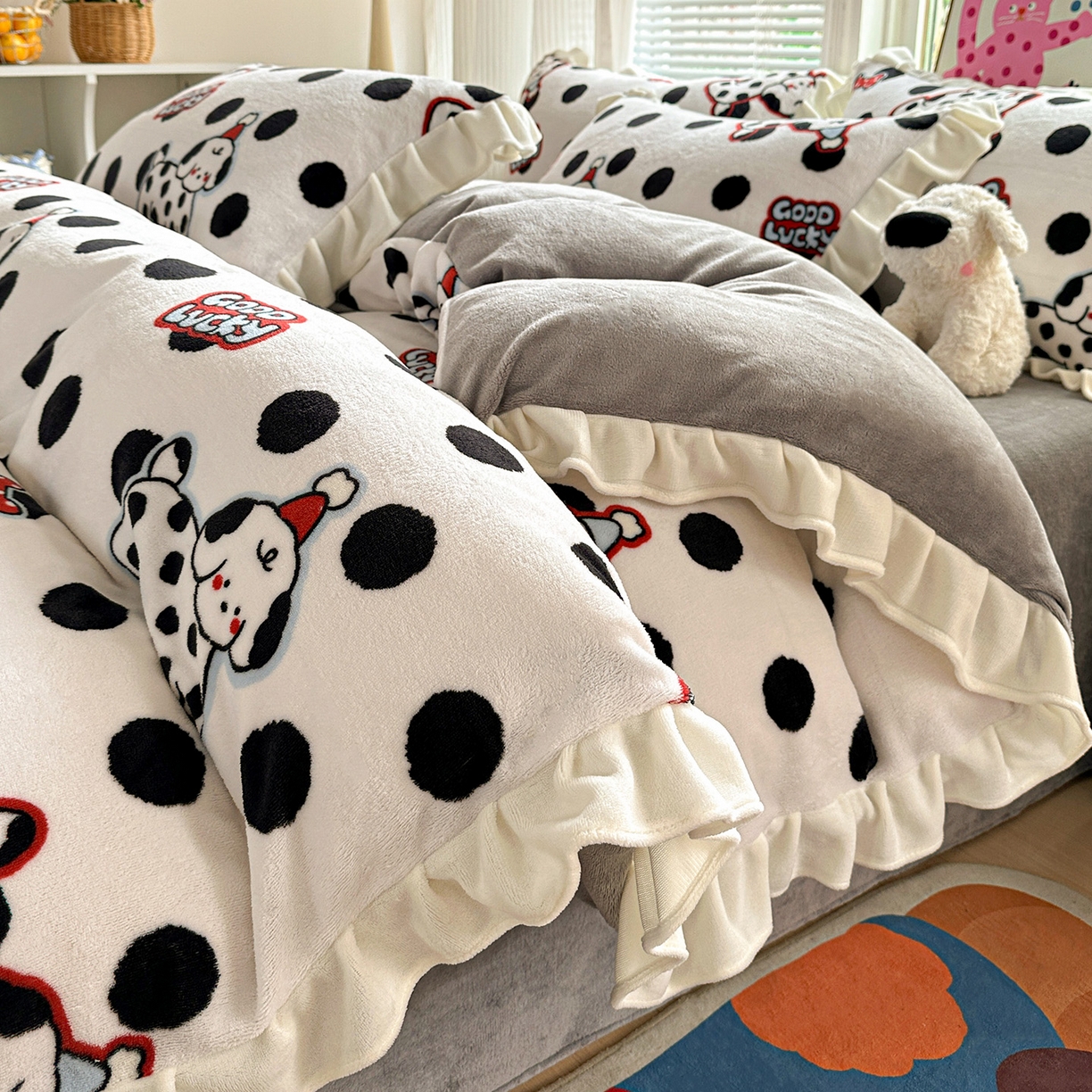 91家纺网 家纺一手货源 找家纺 N先生+V 13814689556 发大图/买家秀 2025新款韩式博主风花边款ins卡通牛奶绒四件套 波点狗狗