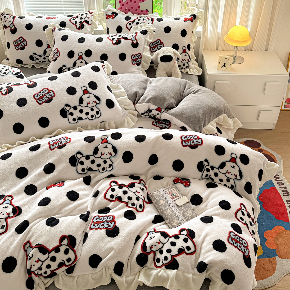 91家纺网 家纺一手货源 找家纺 N先生+V 13814689556 发大图/买家秀 2025新款韩式博主风花边款ins卡通牛奶绒四件套 波点狗狗