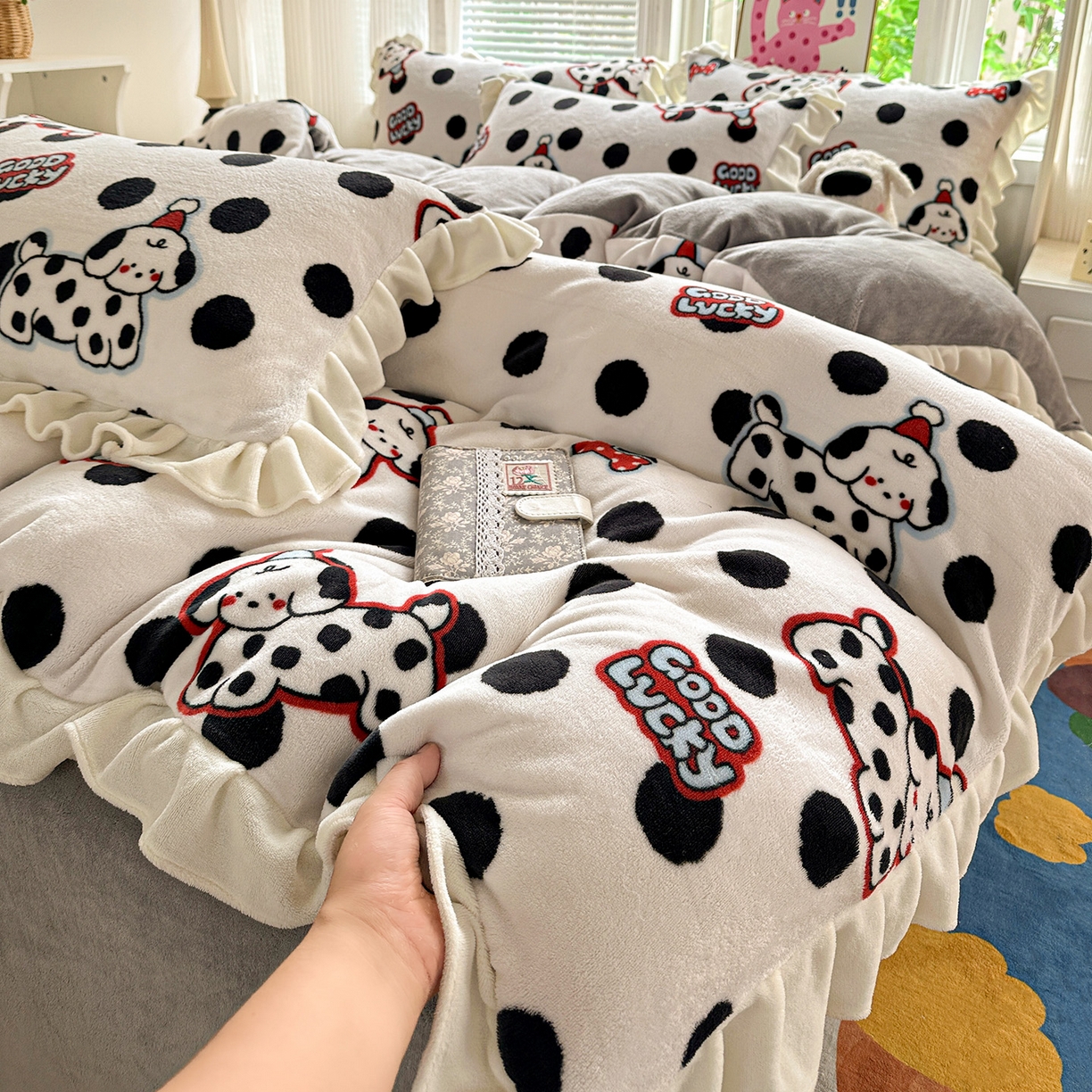 91家纺网 家纺一手货源 找家纺 N先生+V 13814689556 发大图/买家秀 2025新款韩式博主风花边款ins卡通牛奶绒四件套 波点狗狗