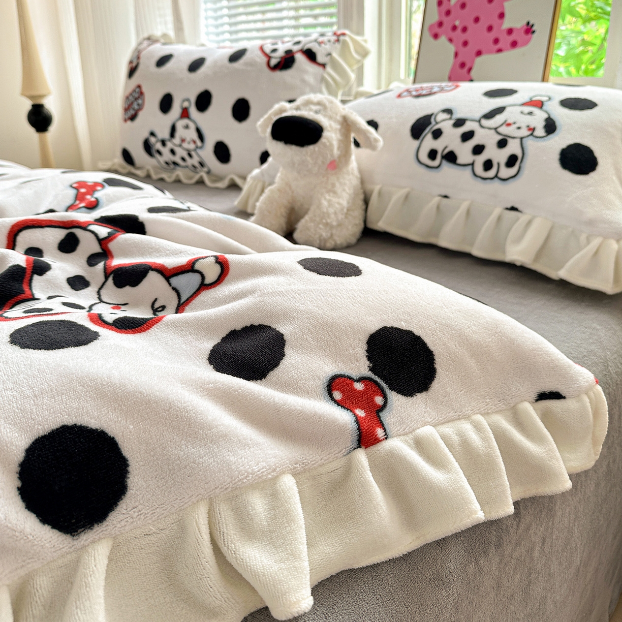 91家纺网 家纺一手货源 找家纺 N先生+V 13814689556 发大图/买家秀 2025新款韩式博主风花边款ins卡通牛奶绒四件套 波点狗狗