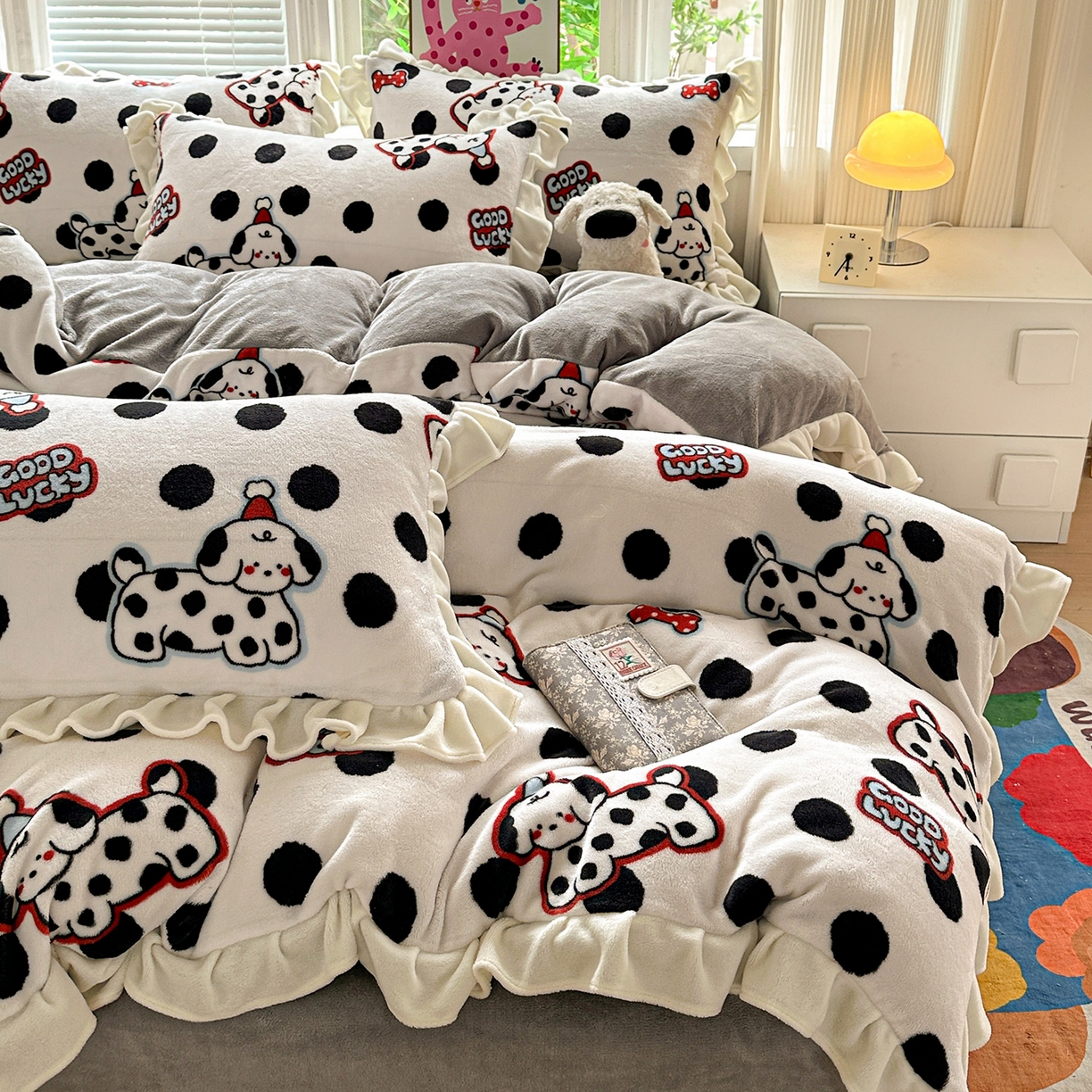 91家纺网 家纺一手货源 找家纺 N先生+V 13814689556 发大图/买家秀 2025新款韩式博主风花边款ins卡通牛奶绒四件套 波点狗狗