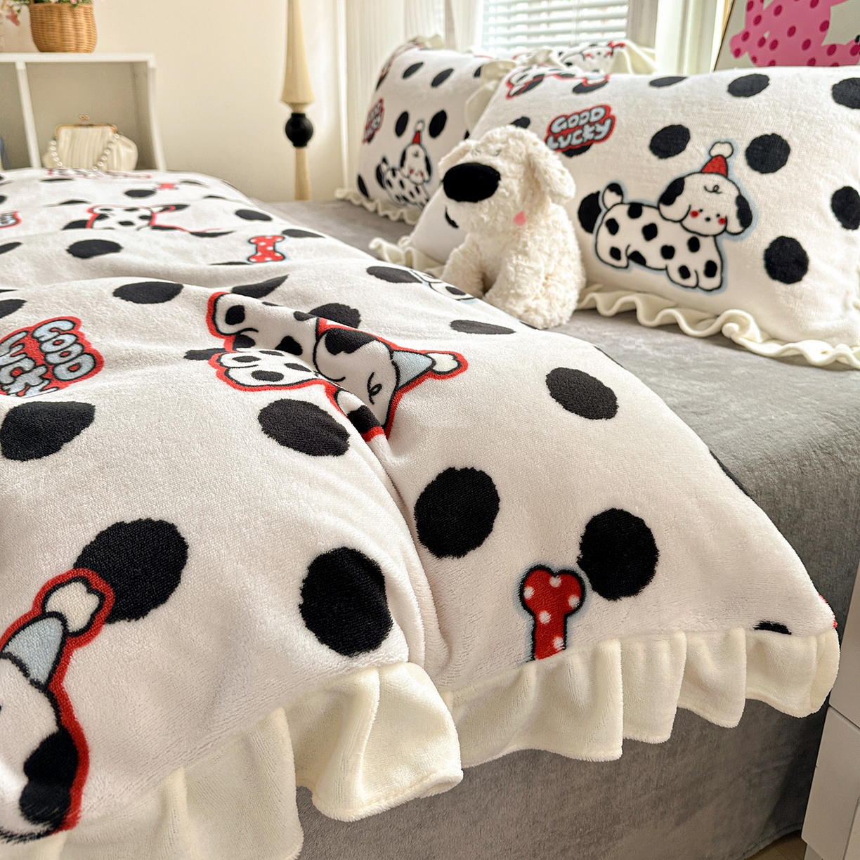 91家纺网 家纺一手货源 找家纺 N先生+V 13814689556 发大图/买家秀 2025新款韩式博主风花边款ins卡通牛奶绒四件套 波点狗狗