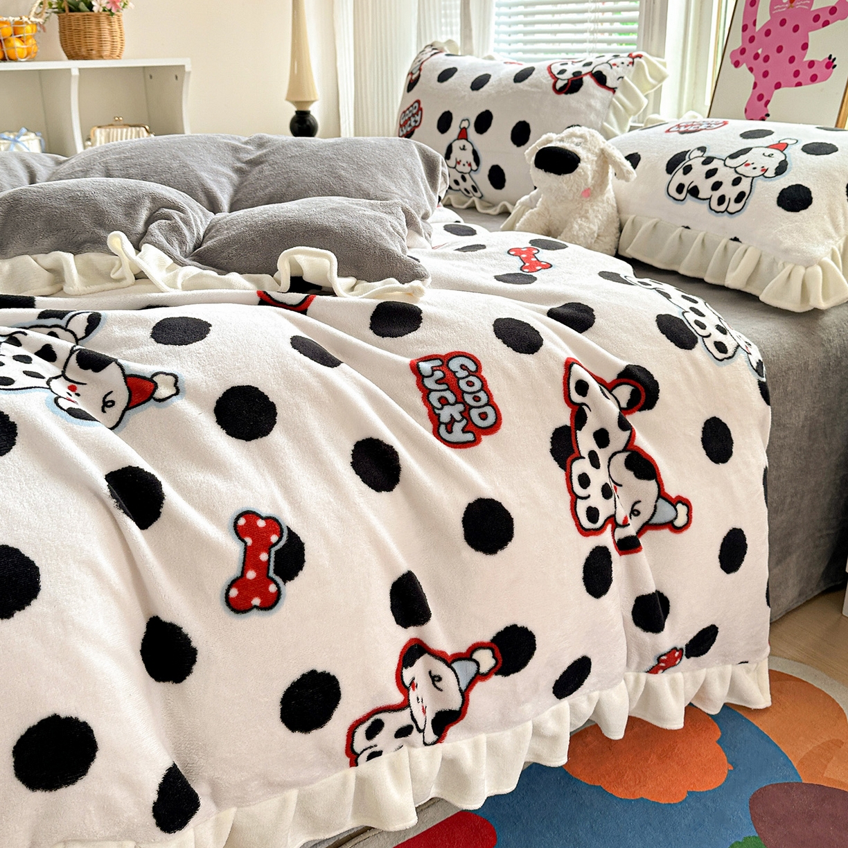 91家纺网 家纺一手货源 找家纺 N先生+V 13814689556 发大图/买家秀 2025新款韩式博主风花边款ins卡通牛奶绒四件套 波点狗狗