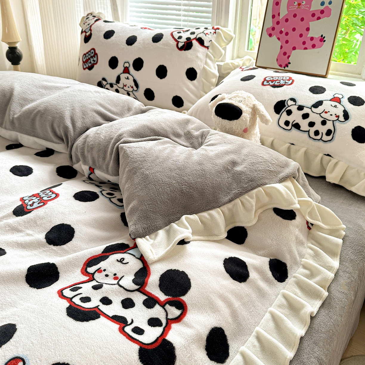 91家纺网 家纺一手货源 找家纺 N先生+V 13814689556 发大图/买家秀 2025新款韩式博主风花边款ins卡通牛奶绒四件套 波点狗狗