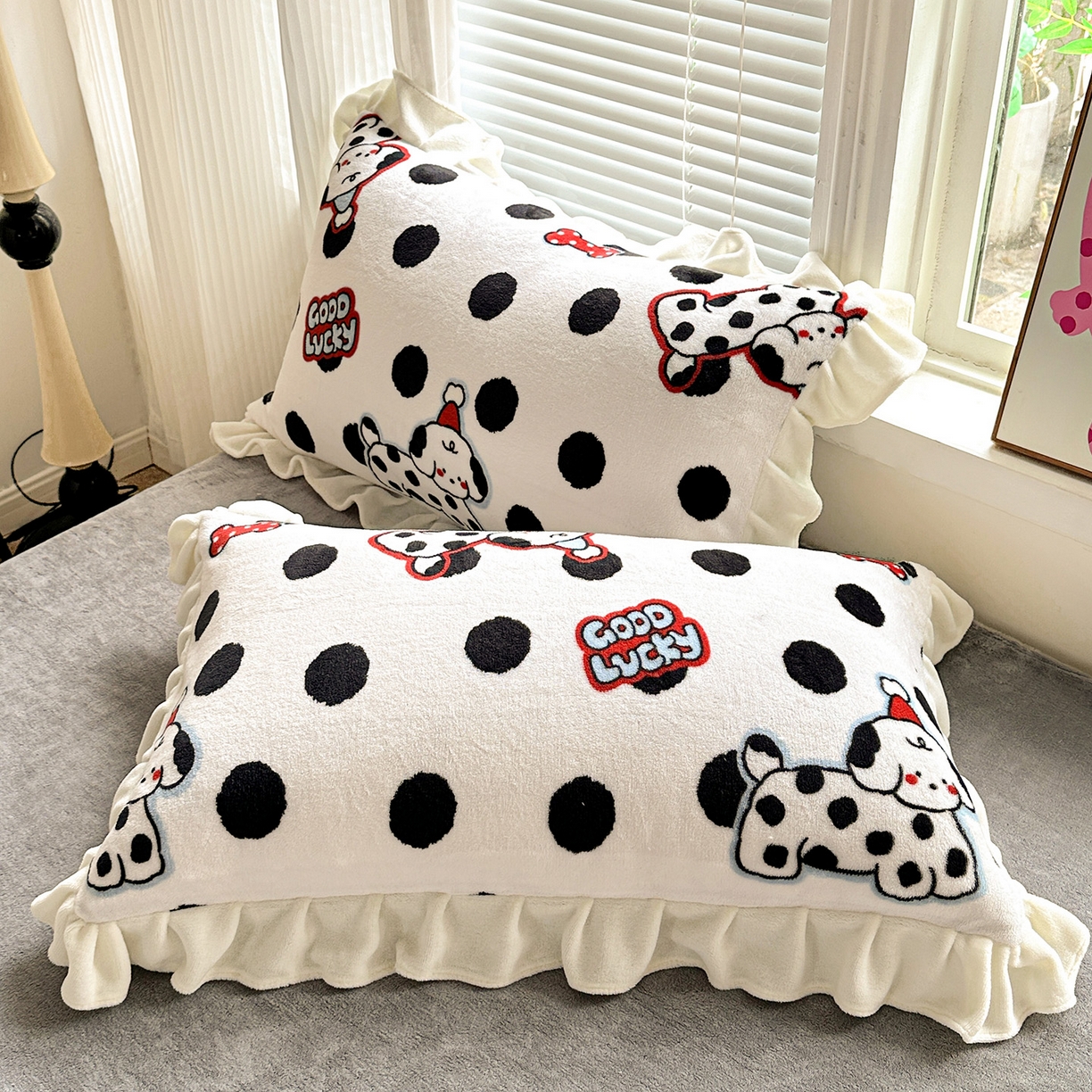 91家纺网 家纺一手货源 找家纺 N先生+V 13814689556 发大图/买家秀 2025新款韩式博主风花边款ins卡通牛奶绒四件套 波点狗狗