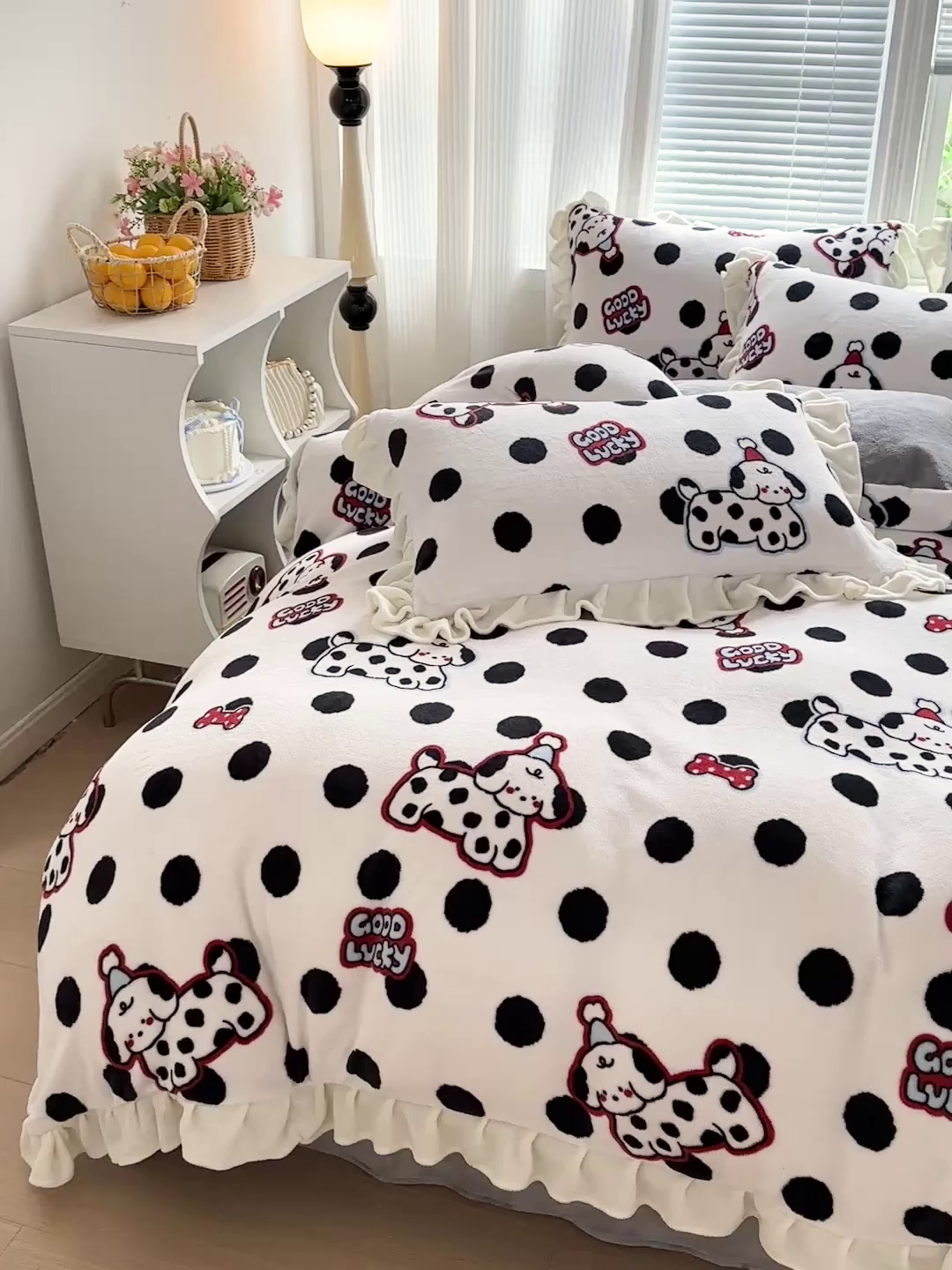 91家纺网 家纺一手货源 找家纺 N先生+V 13814689556 发大图/买家秀 2025新款韩式博主风花边款ins卡通牛奶绒四件套 波点狗狗