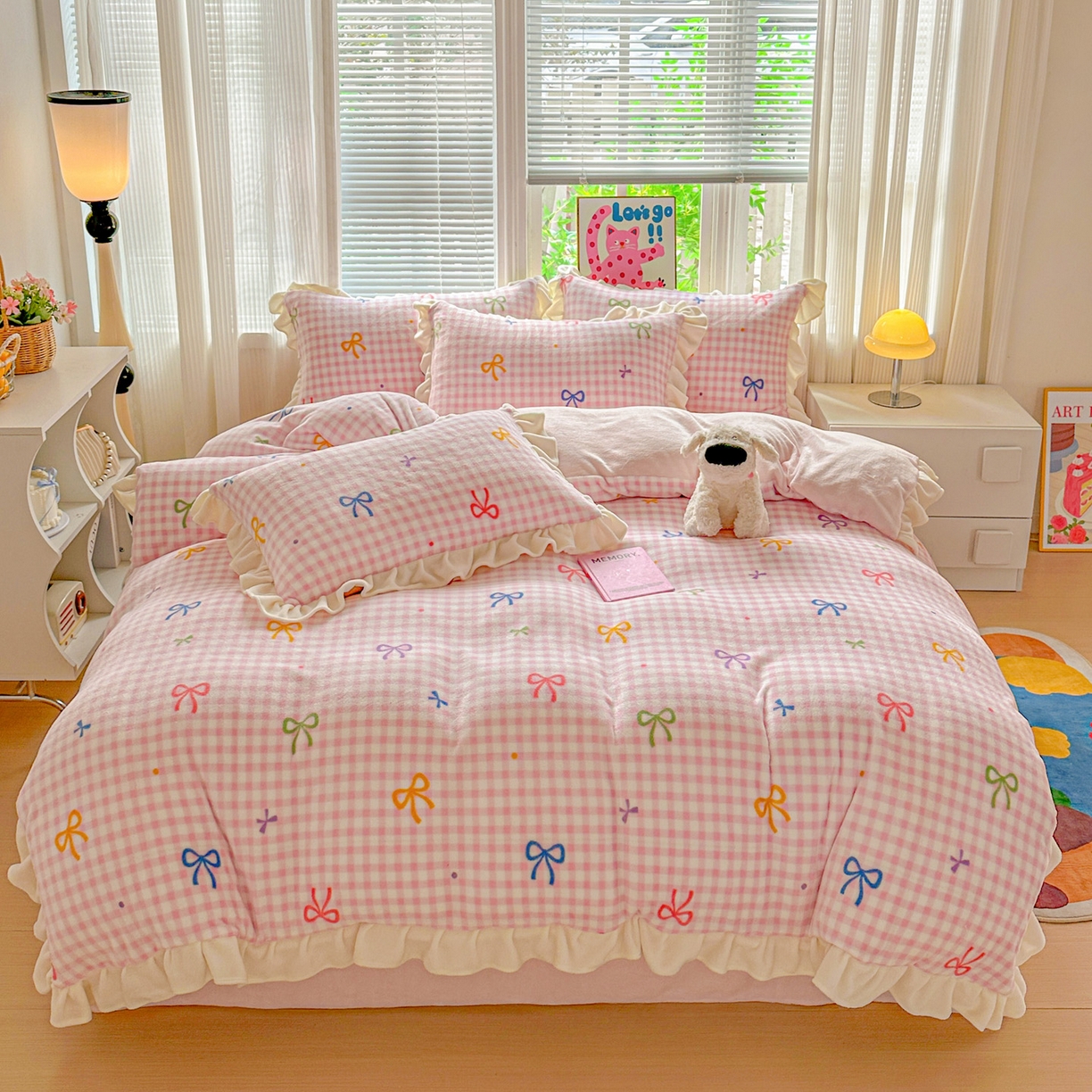 91家纺网 家纺一手货源 找家纺 N先生+V 13814689556 发大图/买家秀 2025新款韩式博主风花边款ins卡通牛奶绒四件套 彩色蝴蝶结