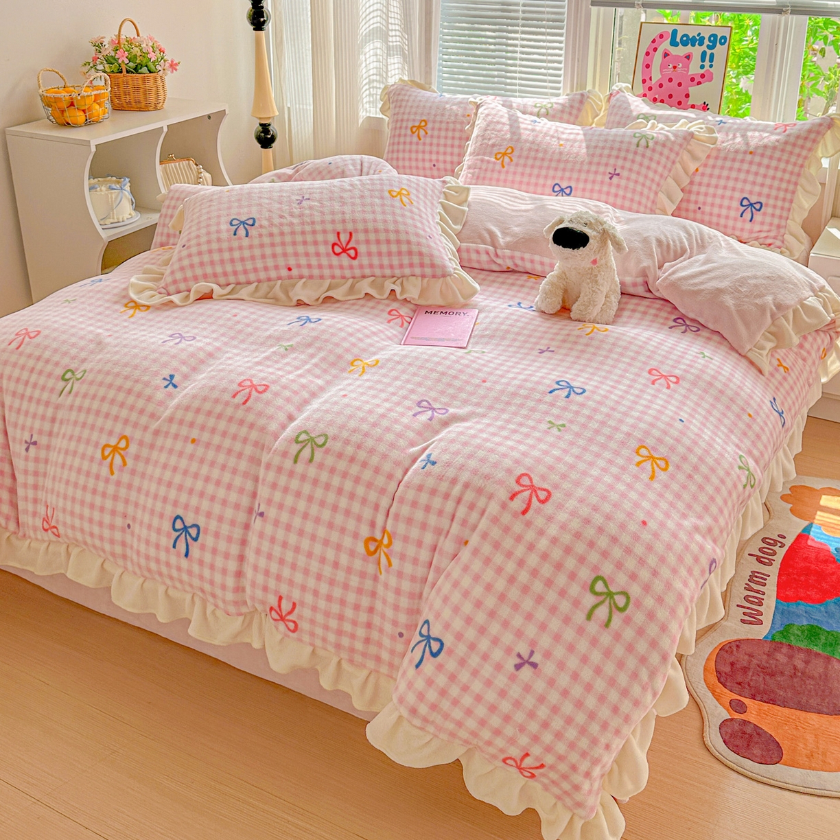 91家纺网 家纺一手货源 找家纺 N先生+V 13814689556 发大图/买家秀 2025新款韩式博主风花边款ins卡通牛奶绒四件套 彩色蝴蝶结