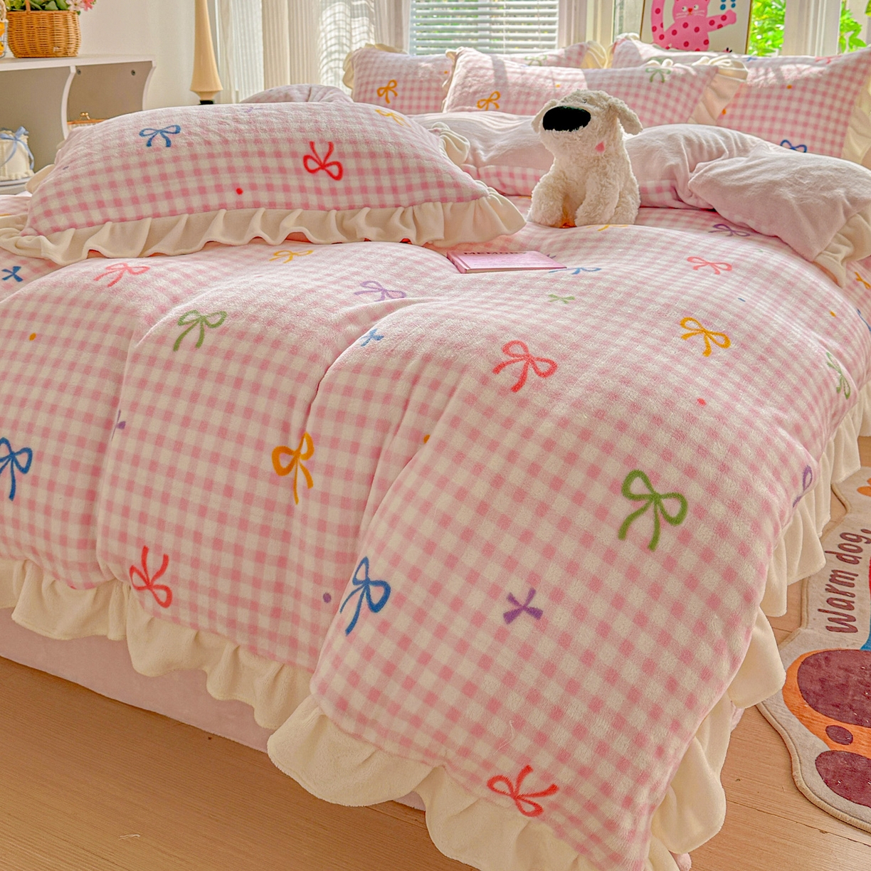 91家纺网 家纺一手货源 找家纺 N先生+V 13814689556 发大图/买家秀 2025新款韩式博主风花边款ins卡通牛奶绒四件套 彩色蝴蝶结