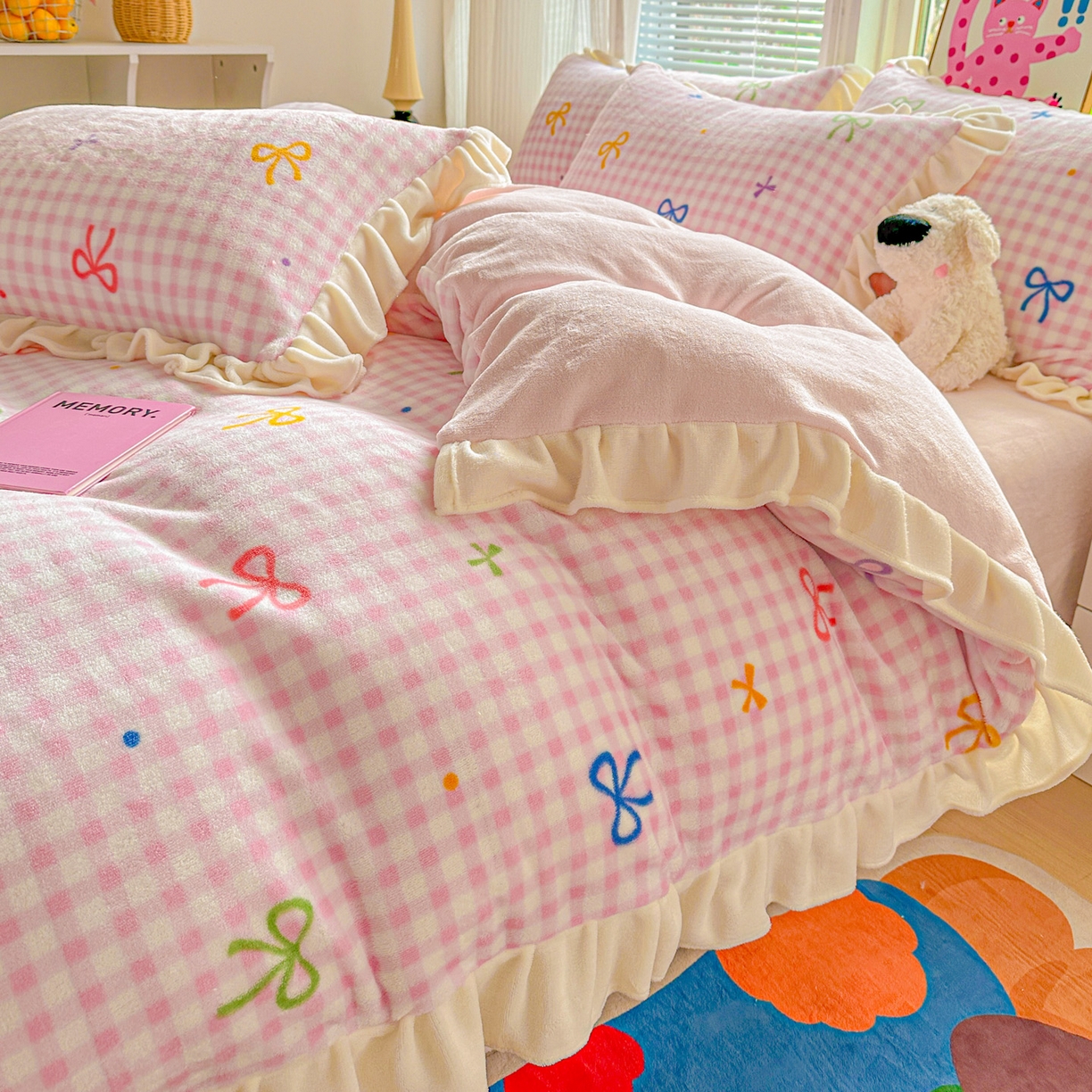 91家纺网 家纺一手货源 找家纺 N先生+V 13814689556 发大图/买家秀 2025新款韩式博主风花边款ins卡通牛奶绒四件套 彩色蝴蝶结