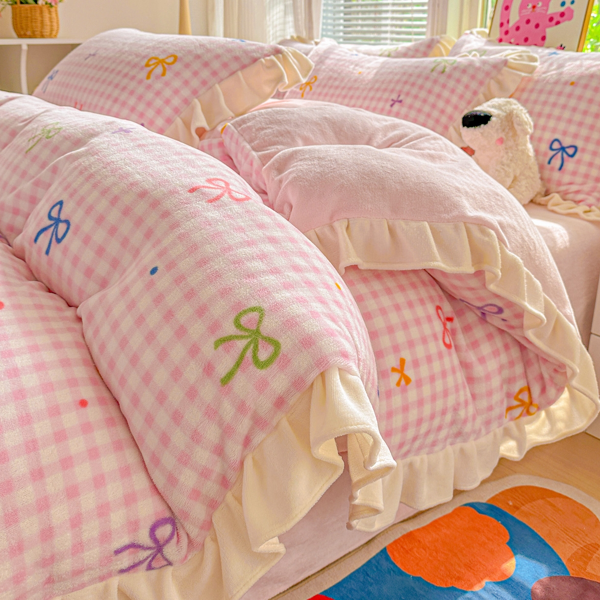 91家纺网 家纺一手货源 找家纺 N先生+V 13814689556 发大图/买家秀 2025新款韩式博主风花边款ins卡通牛奶绒四件套 彩色蝴蝶结