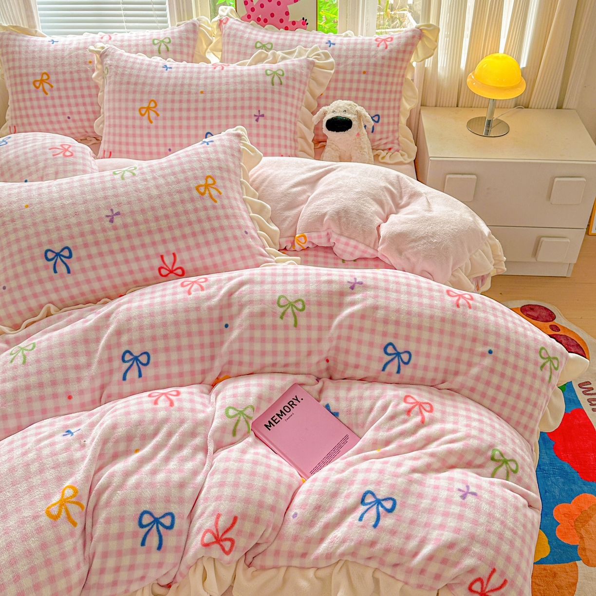 91家纺网 家纺一手货源 找家纺 N先生+V 13814689556 发大图/买家秀 2025新款韩式博主风花边款ins卡通牛奶绒四件套 彩色蝴蝶结