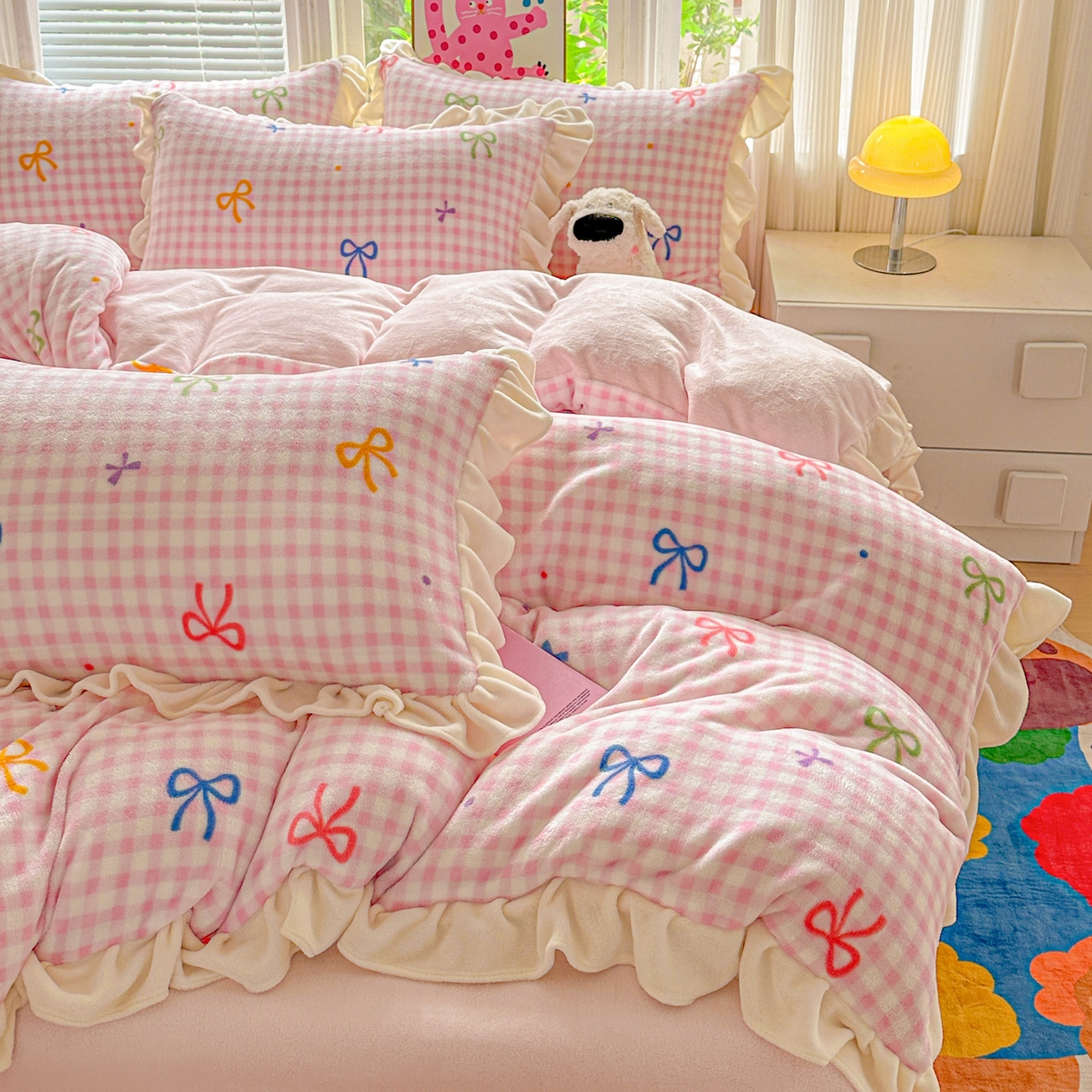 91家纺网 家纺一手货源 找家纺 N先生+V 13814689556 发大图/买家秀 2025新款韩式博主风花边款ins卡通牛奶绒四件套 彩色蝴蝶结