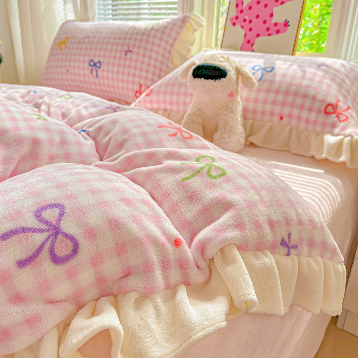 91家纺网 家纺一手货源 找家纺 N先生+V 13814689556 发大图/买家秀 2025新款韩式博主风花边款ins卡通牛奶绒四件套 彩色蝴蝶结