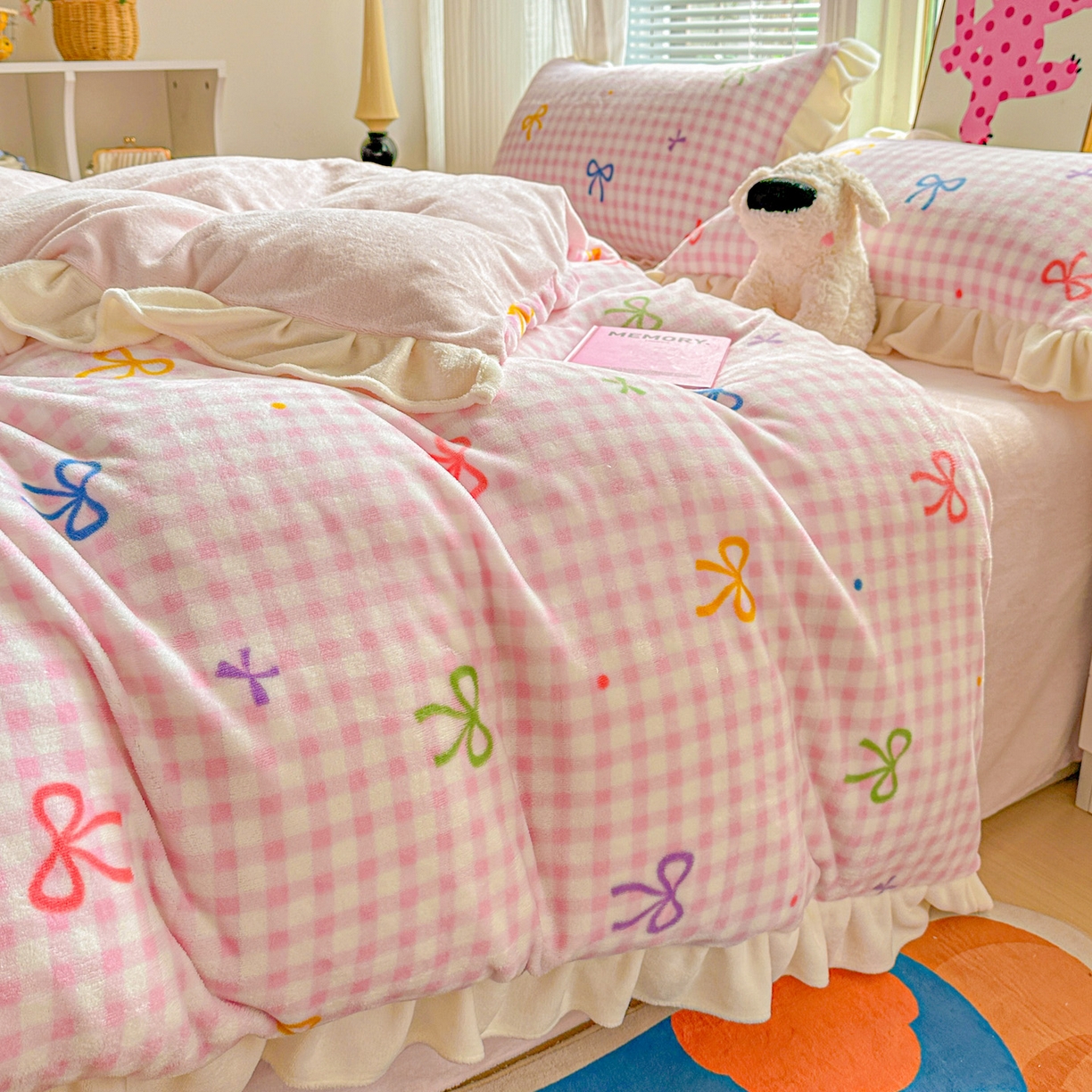 91家纺网 家纺一手货源 找家纺 N先生+V 13814689556 发大图/买家秀 2025新款韩式博主风花边款ins卡通牛奶绒四件套 彩色蝴蝶结