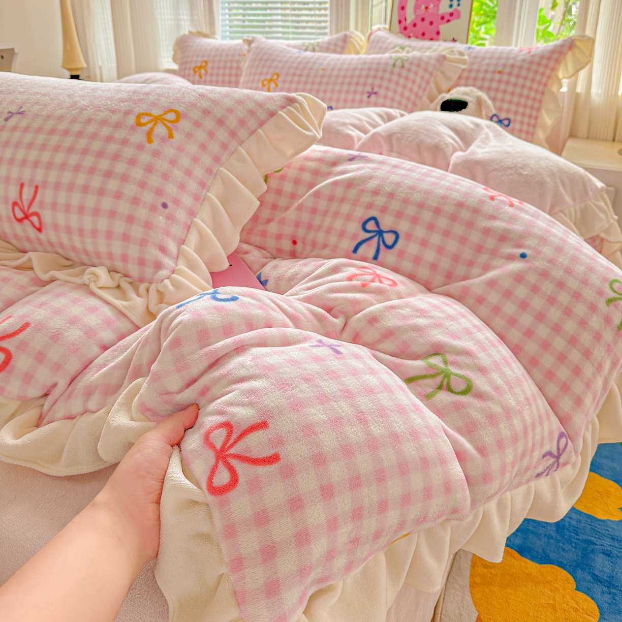 91家纺网 家纺一手货源 找家纺 N先生+V 13814689556 发大图/买家秀 2025新款韩式博主风花边款ins卡通牛奶绒四件套 彩色蝴蝶结