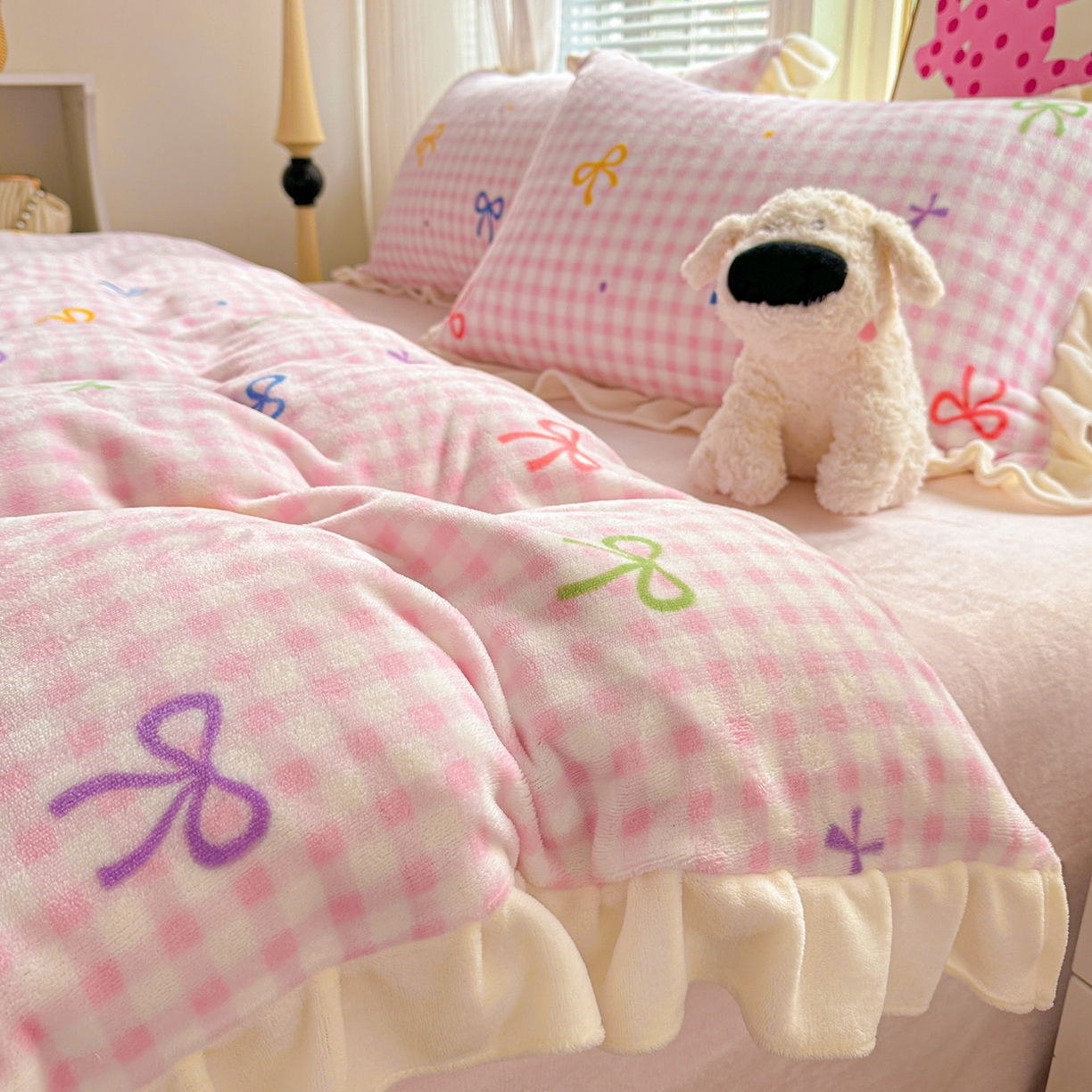 91家纺网 家纺一手货源 找家纺 N先生+V 13814689556 发大图/买家秀 2025新款韩式博主风花边款ins卡通牛奶绒四件套 彩色蝴蝶结