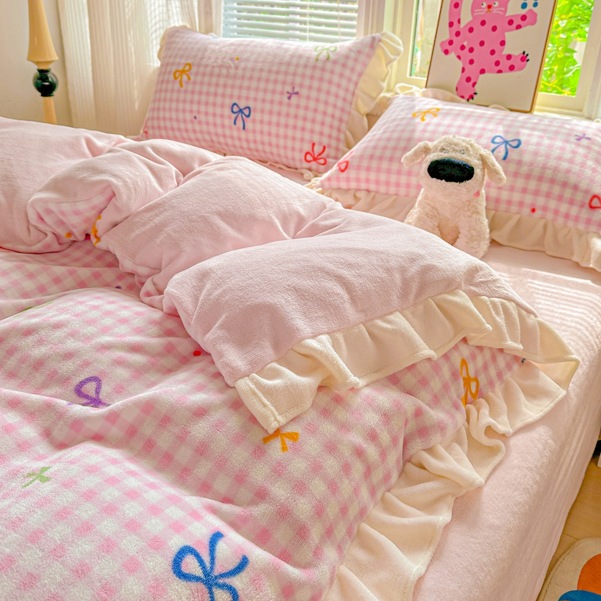 91家纺网 家纺一手货源 找家纺 N先生+V 13814689556 发大图/买家秀 2025新款韩式博主风花边款ins卡通牛奶绒四件套 彩色蝴蝶结