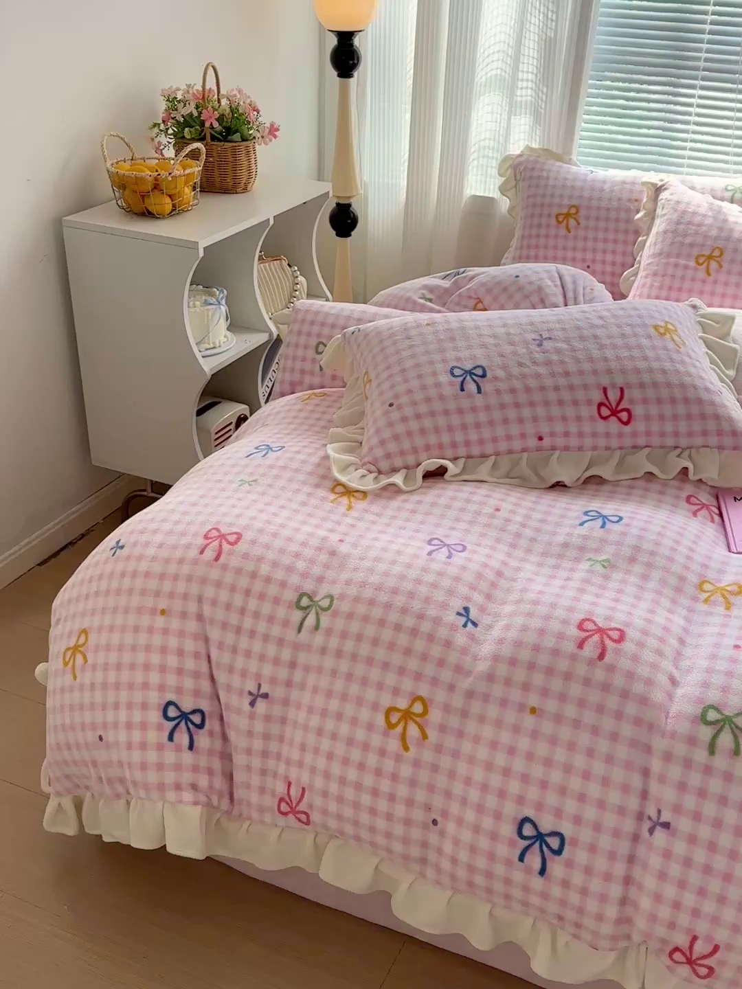 91家纺网 家纺一手货源 找家纺 N先生+V 13814689556 发大图/买家秀 2025新款韩式博主风花边款ins卡通牛奶绒四件套 彩色蝴蝶结