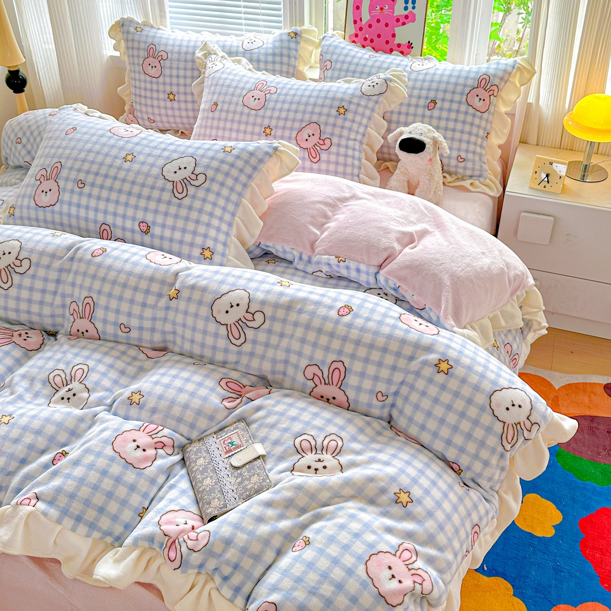 N先生+V 13814689556 发大图/买家秀 2025新款韩式博主风花边款ins卡通牛奶绒四件套 格子兔兔