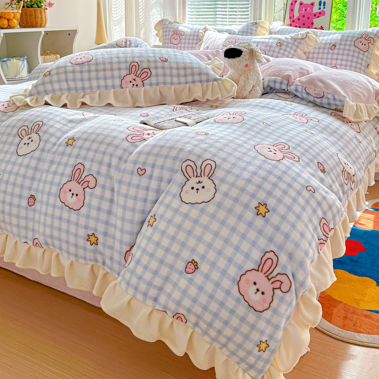 91家纺网 家纺一手货源 找家纺 N先生+V 13814689556 发大图/买家秀 2025新款韩式博主风花边款ins卡通牛奶绒四件套 格子兔兔