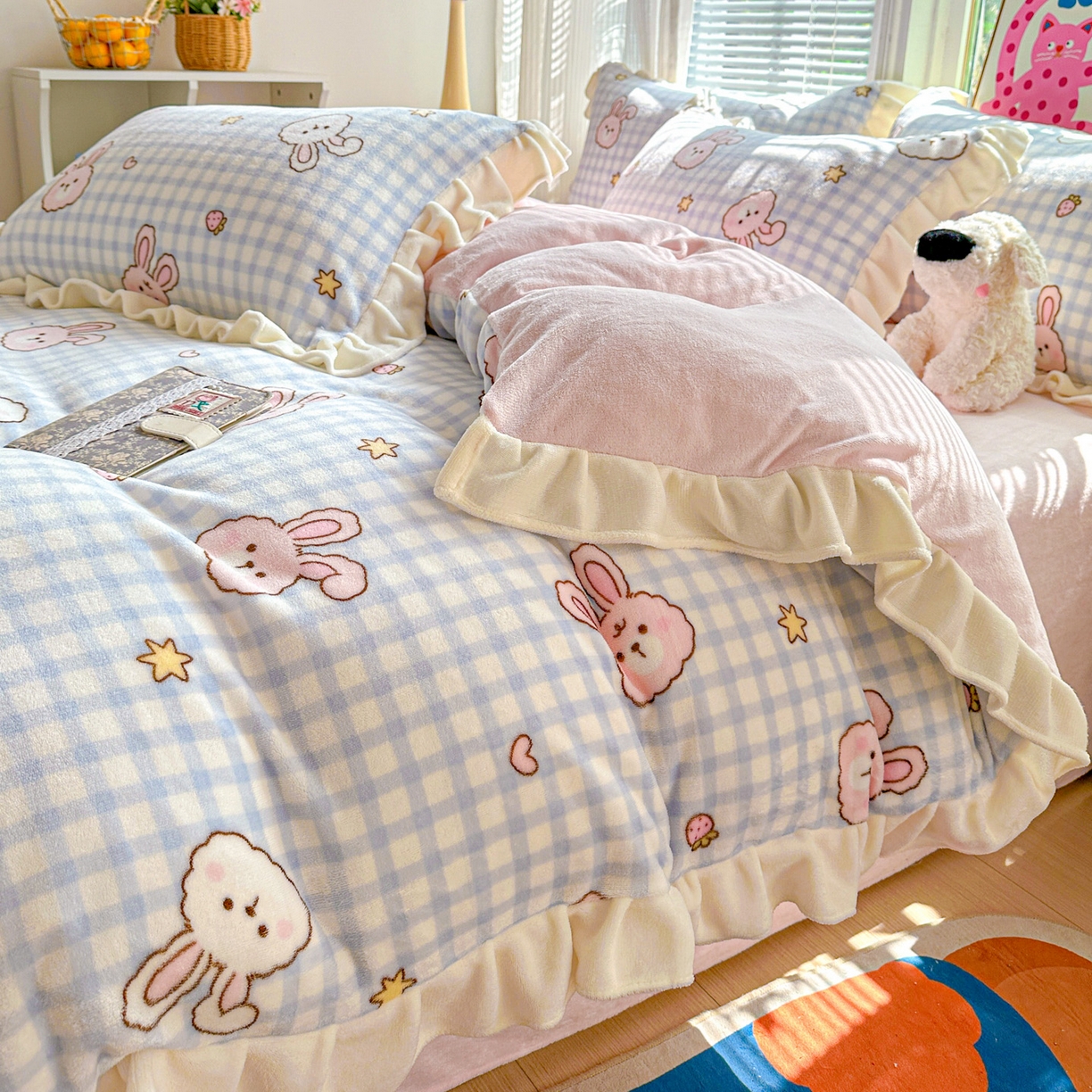 91家纺网 家纺一手货源 找家纺 N先生+V 13814689556 发大图/买家秀 2025新款韩式博主风花边款ins卡通牛奶绒四件套 格子兔兔