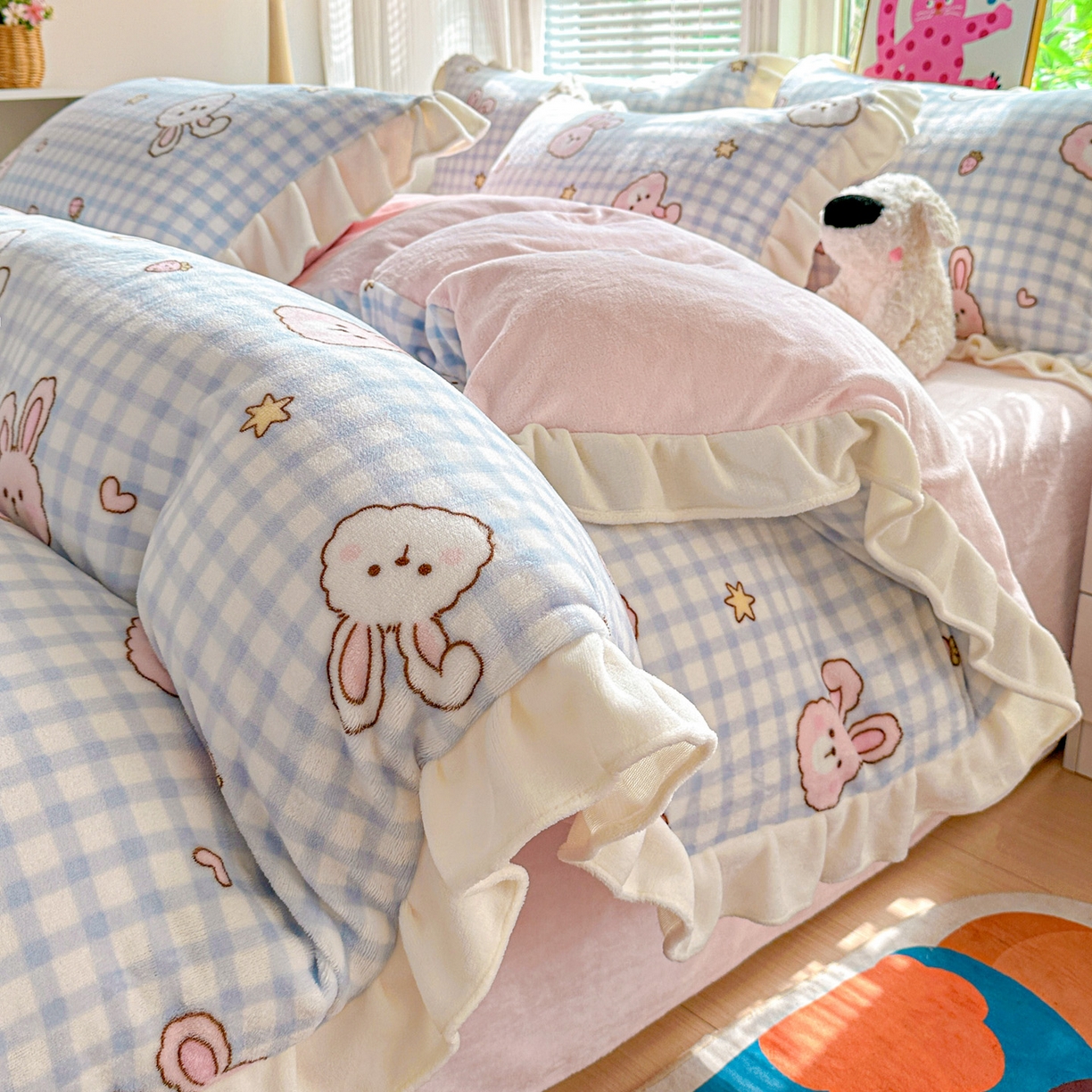 91家纺网 家纺一手货源 找家纺 N先生+V 13814689556 发大图/买家秀 2025新款韩式博主风花边款ins卡通牛奶绒四件套 格子兔兔